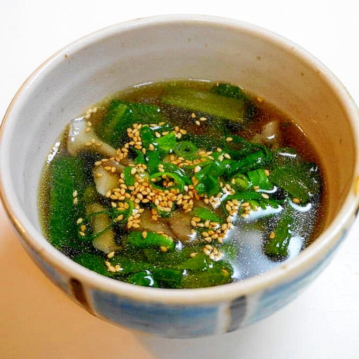 簡単・中華料理の副菜に！小松菜と舞茸の中華スープ